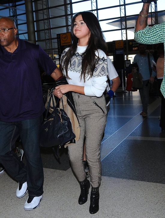 Internauci do Seleny Gomez: Masz twarz jak piłka! (FOTO) Internauci do Seleny Gomez: Masz twarz jak piłka! (FOTO)