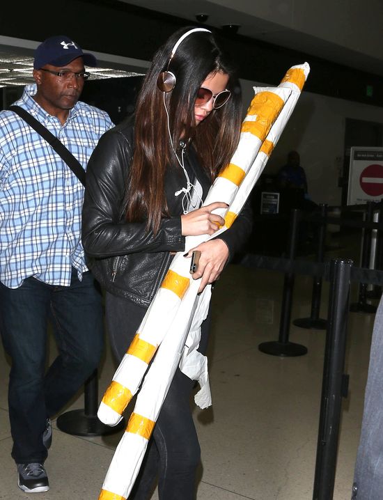 Selena Gomez wylądowała w LA z tajemniczymi pakunkami 