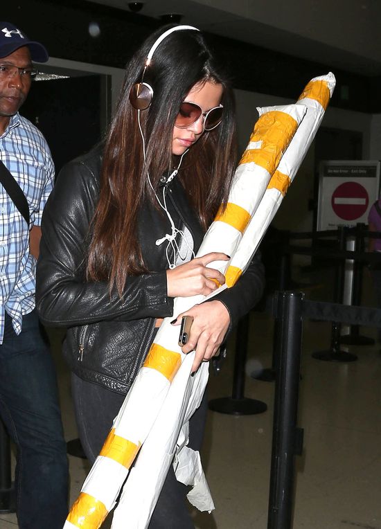 Selena Gomez wylądowała w LA z tajemniczymi pakunkami 