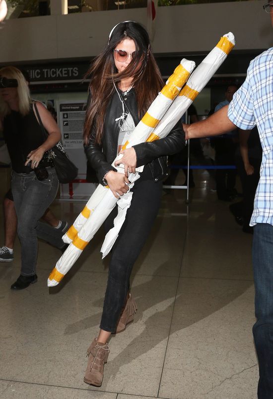 Selena Gomez wylądowała w LA z tajemniczymi pakunkami 