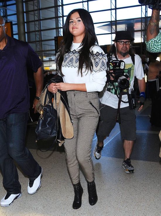 Internauci do Seleny Gomez: Masz twarz jak piłka! (FOTO) Internauci do Seleny Gomez: Masz twarz jak piłka! (FOTO)