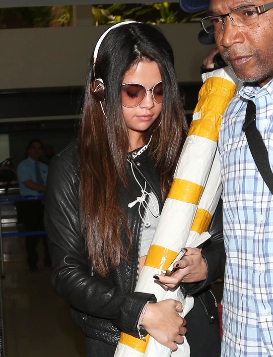 Selena Gomez wylądowała w LA z tajemniczymi pakunkami 