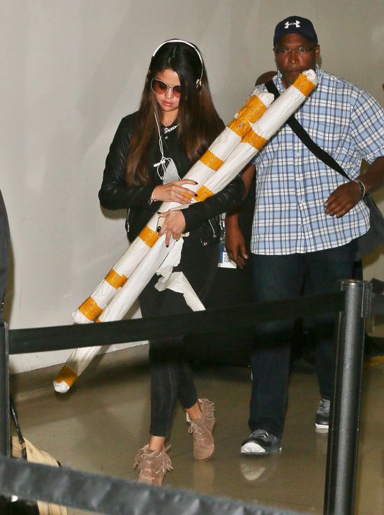 Selena Gomez wylądowała w LA z tajemniczymi pakunkami 