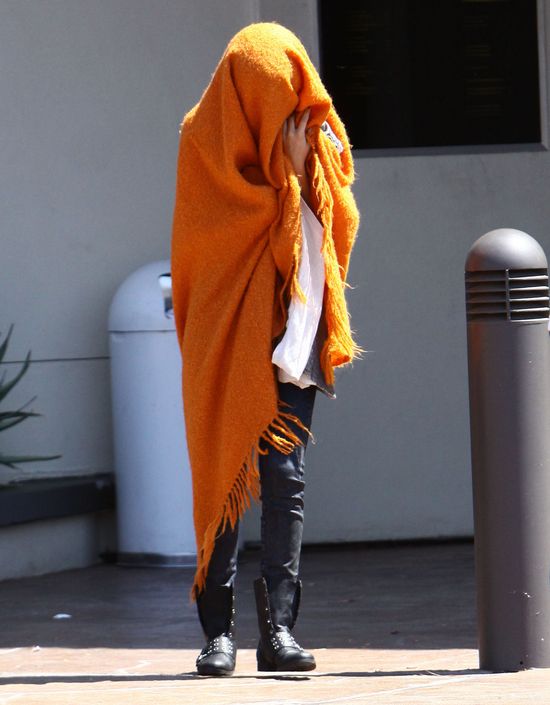 Zgadniecie, kto ukrywa się pod kocem?  (FOTO)