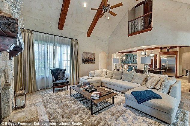 Tak mieszka Selena Gomez. Zobacz jej ogromną posiadłość Tak mieszka Selena Gomez. Zobacz jej ogromną posiadłość