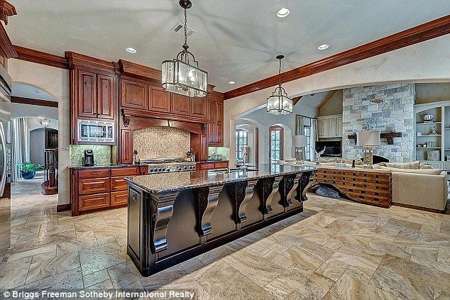 Tak mieszka Selena Gomez. Zobacz jej ogromną posiadłość Tak mieszka Selena Gomez. Zobacz jej ogromną posiadłość