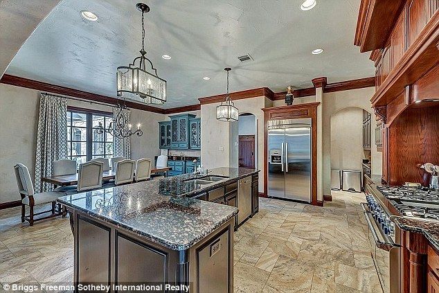 Tak mieszka Selena Gomez. Zobacz jej ogromną posiadłość Tak mieszka Selena Gomez. Zobacz jej ogromną posiadłość