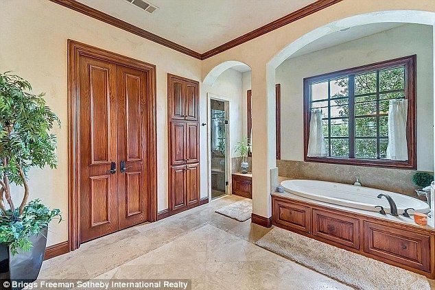 Tak mieszka Selena Gomez. Zobacz jej ogromną posiadłość Tak mieszka Selena Gomez. Zobacz jej ogromną posiadłość