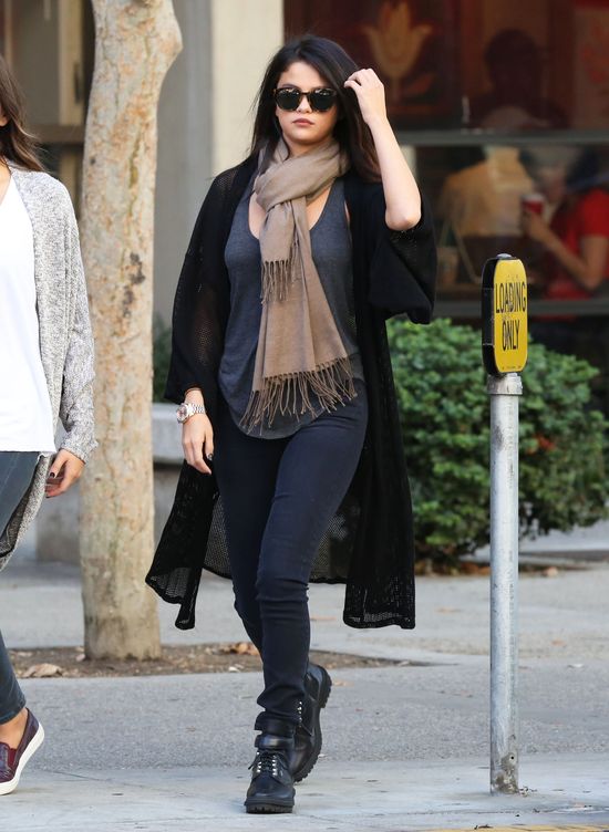 Piersi Seleny Gomez wędrują od brody po pępek (FOTO)