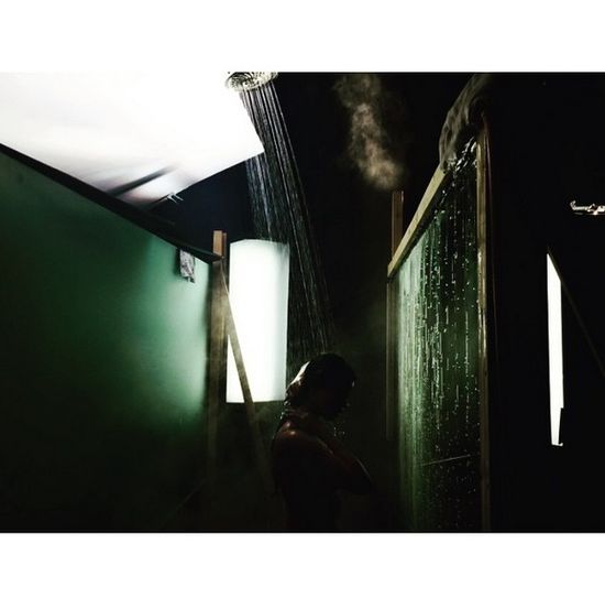 Kto robi zdjęcia kąpiącej się Selenie Gomez? (FOTO)