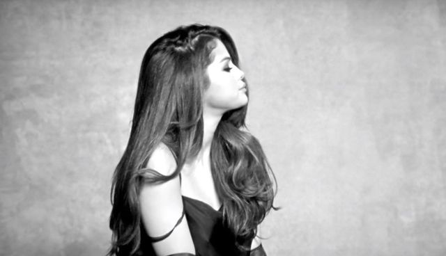 Selena Gomez wypuściła nowy teledysk. Uwodzi! I to w ubraniu!