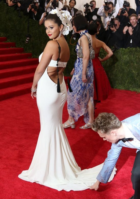 Selena Gomez zmienia styl dla świętego spokoju?