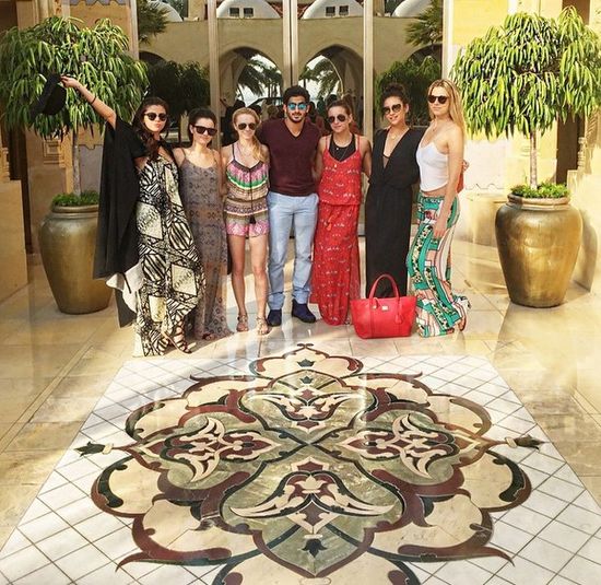 Selena Gomez na każdym wyjeździe znajduje sobie kochanka?