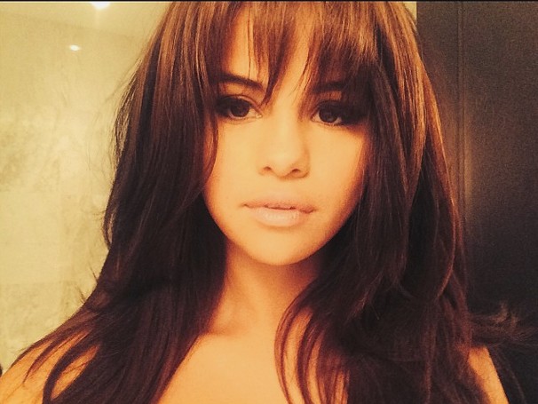 Selena Gomez pokazuje piersi (FOTO)