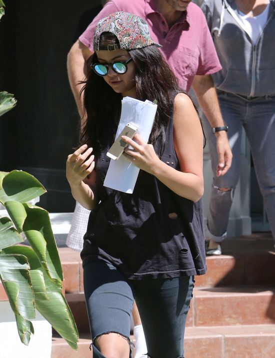 16 milionów na koncie, a w ubraniach dziura na dziurze (FOT 16 milionów na koncie, a w ubraniach dziura na dziurze (FOT