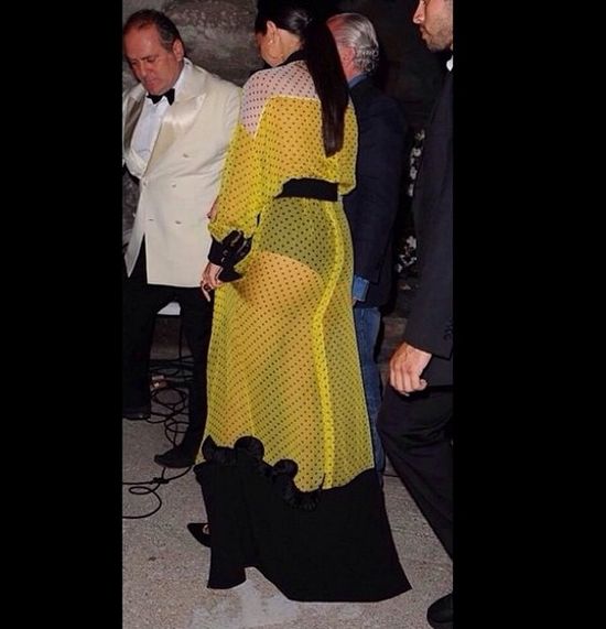 Selena Gomez coraz odważniejsza - pokazała majtki (FOTO) Selena Gomez coraz odważniejsza - pokazała majtki (FOTO)