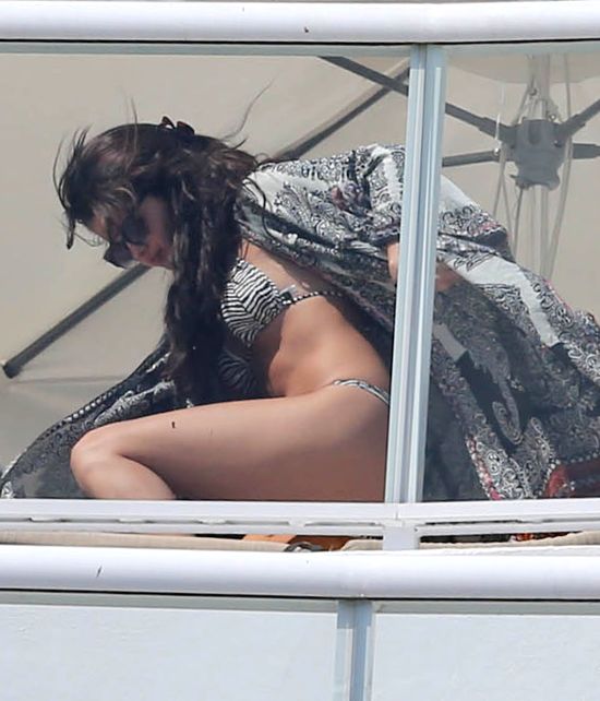 Selena Gomez chwali się ciałem w bikini (FOTO) Selena Gomez chwali się ciałem w bikini (FOTO)