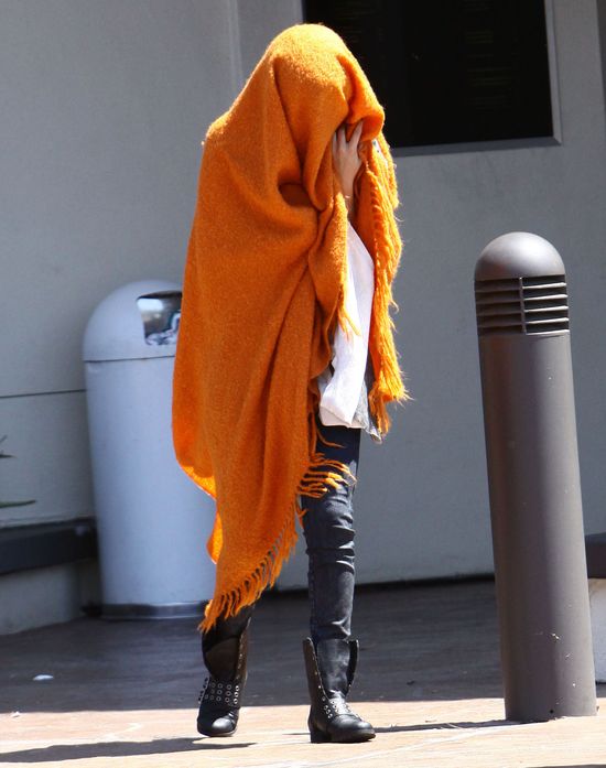 Zgadniecie, kto ukrywa się pod kocem? (FOTO) Zgadniecie, kto ukrywa się pod kocem? (FOTO)