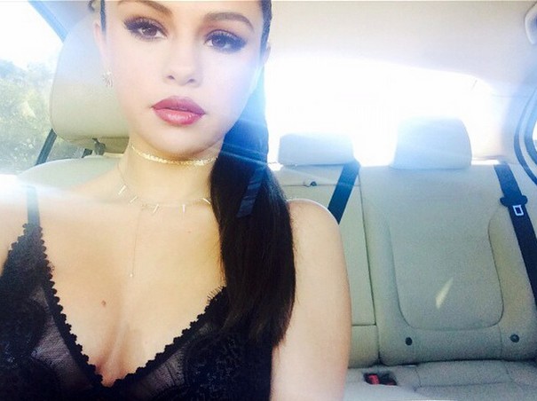 Selena Gomez pokazuje piersi (FOTO)