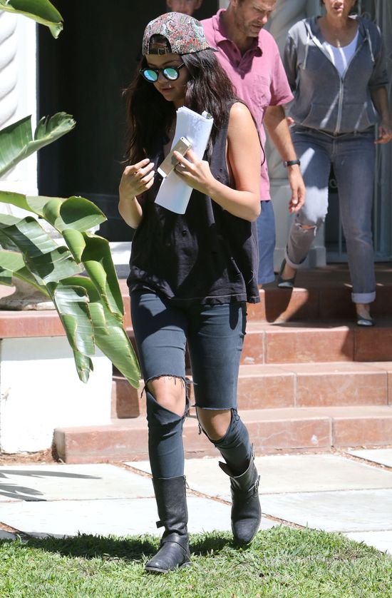 16 milionów na koncie, a w ubraniach dziura na dziurze (FOT