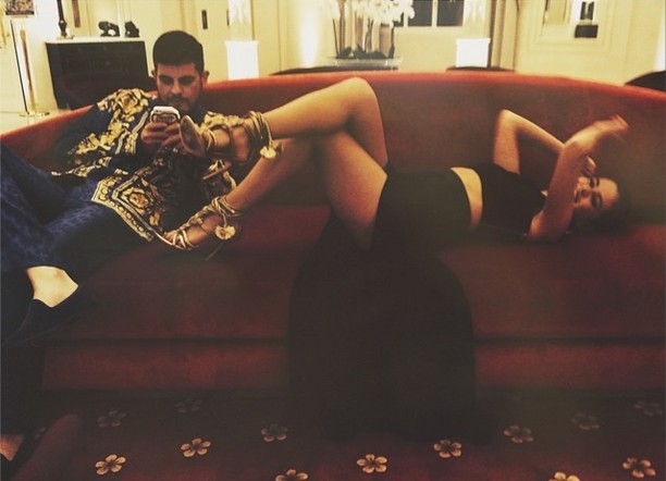 Selena Gomez coraz odważniejsza - pokazała majtki (FOTO)