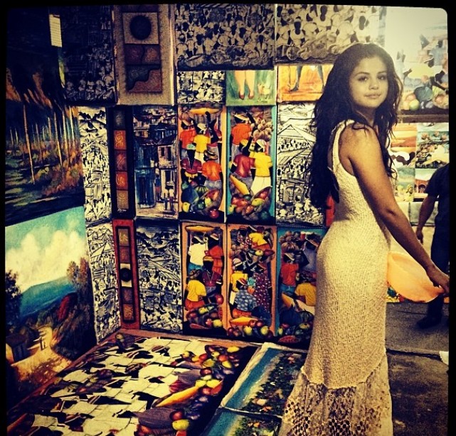 Selena Gomez wylądowała w LA z tajemniczymi pakunkami 