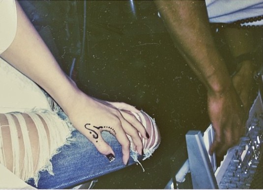 Selena Gomez oszpeciła się tatuażem? (FOTO)