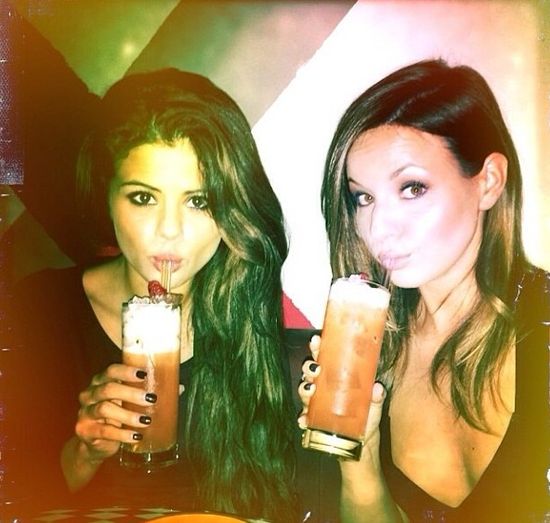 Selena Gomez pije nadal (FOTO)