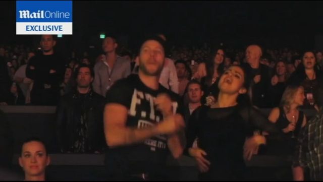 Tak Gomez i Cyrus bawiły się na koncercie Spears (VIDEO) Tak Gomez i Cyrus bawiły się na koncercie Spears (VIDEO)