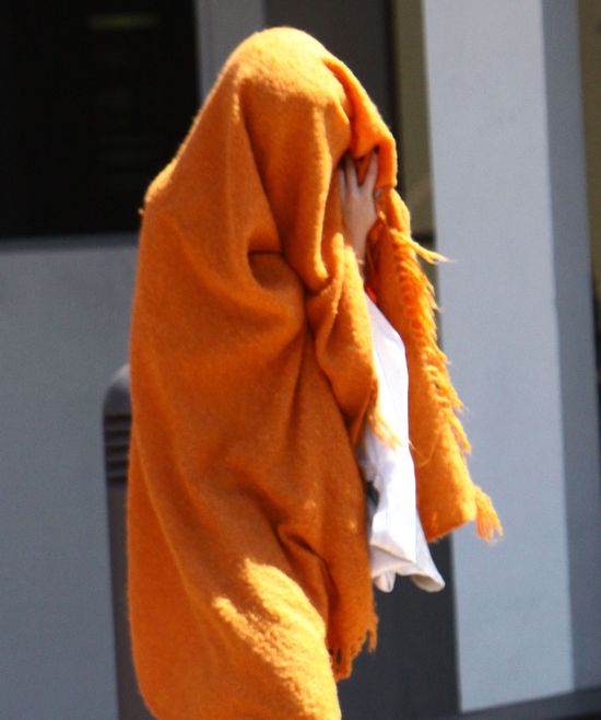 Zgadniecie, kto ukrywa się pod kocem? (FOTO) Zgadniecie, kto ukrywa się pod kocem? (FOTO)