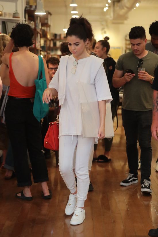 Selena Gomez była w szoku, gdy w przesyłce od fana znalazła penisa z... Selena Gomez była w szoku, gdy w przesyłce od fana znalazła penisa z...