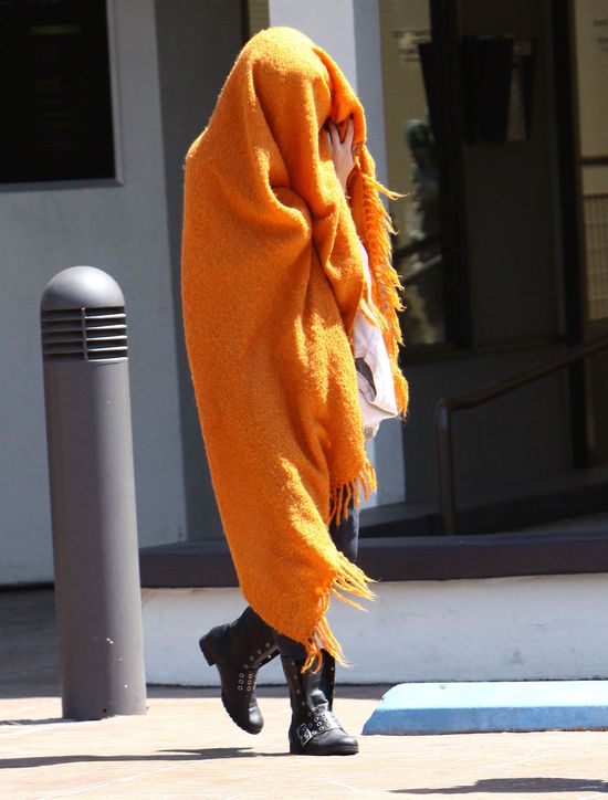 Zgadniecie, kto ukrywa się pod kocem? (FOTO) Zgadniecie, kto ukrywa się pod kocem? (FOTO)