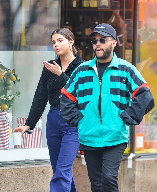 Selena Gomez była w szoku, gdy w przesyłce od fana znalazła penisa z... Selena Gomez była w szoku, gdy w przesyłce od fana znalazła penisa z...