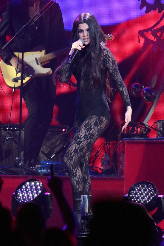 Selena Gomez ściągnie płaszcz, a Tobie opadnie szczkęka