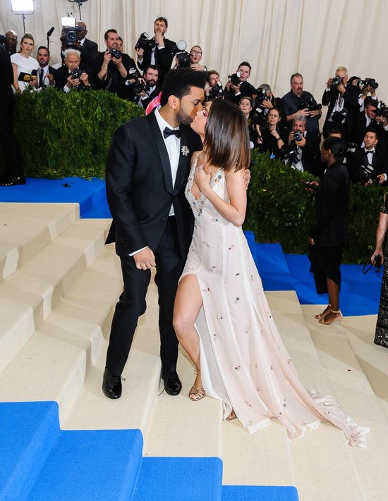 Selena Gomez i The Weeknd robią to codziennie rano i daje im to szczęście