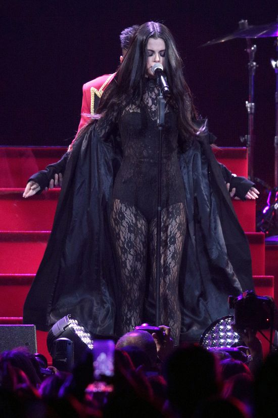 Selena Gomez ściągnie płaszcz, a Tobie opadnie szczkęka