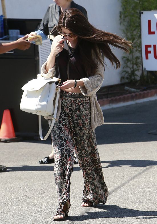 Selena Gomez obgryza paznokcie (FOTO)