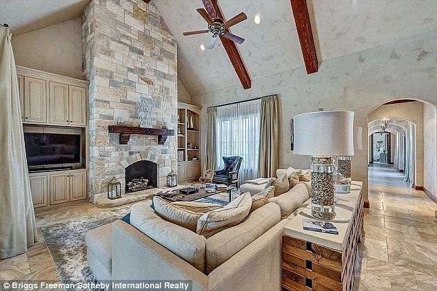 Tak mieszka Selena Gomez. Zobacz jej ogromną posiadłość Tak mieszka Selena Gomez. Zobacz jej ogromną posiadłość