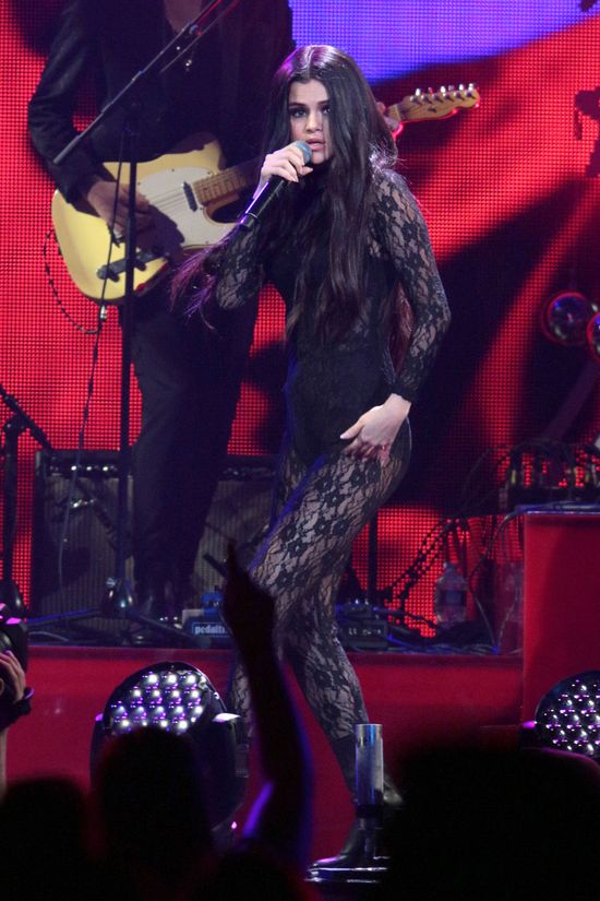 Selena Gomez ściągnie płaszcz, a Tobie opadnie szczkęka