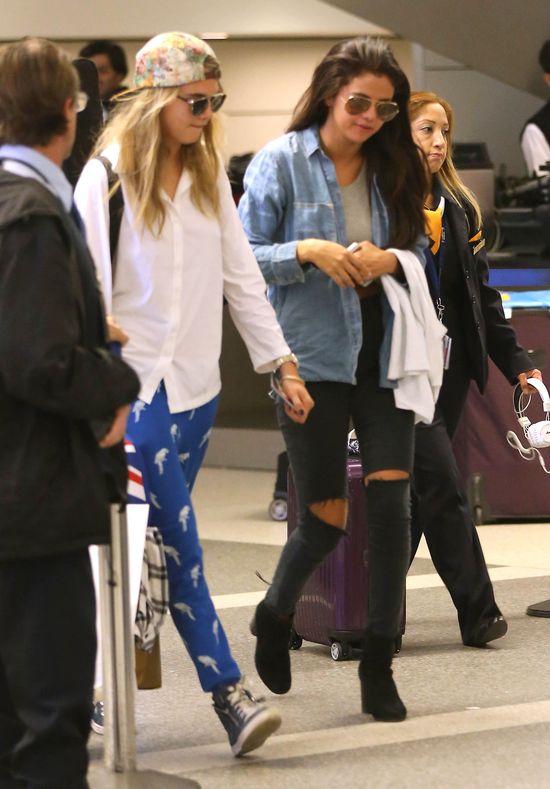 Selena Gomez wróciła z wakacji z różą od kochanka (FOTO)