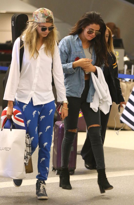 Selena Gomez wróciła z wakacji z różą od kochanka (FOTO) Selena Gomez wróciła z wakacji z różą od kochanka (FOTO)