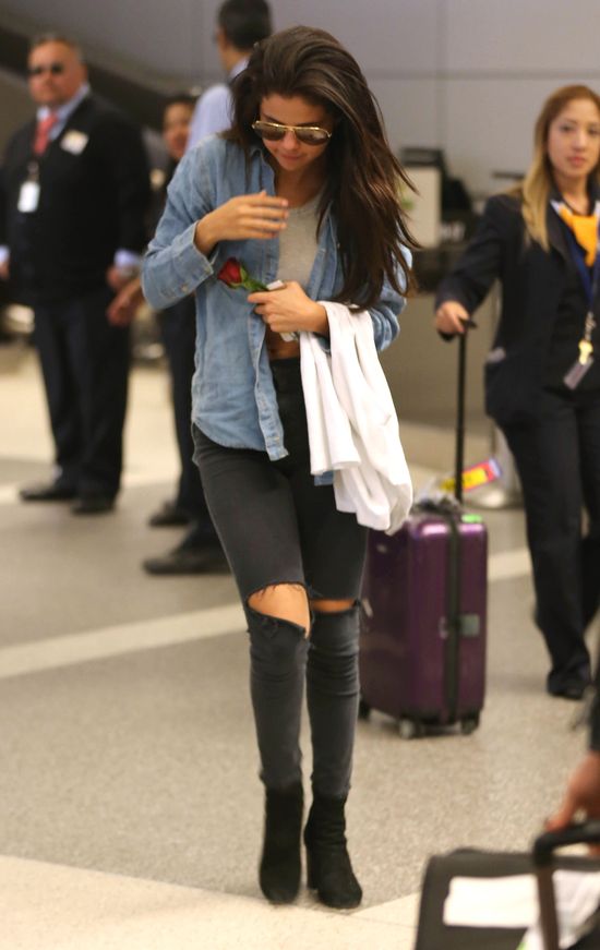 Selena Gomez wróciła z wakacji z różą od kochanka (FOTO) Selena Gomez wróciła z wakacji z różą od kochanka (FOTO)