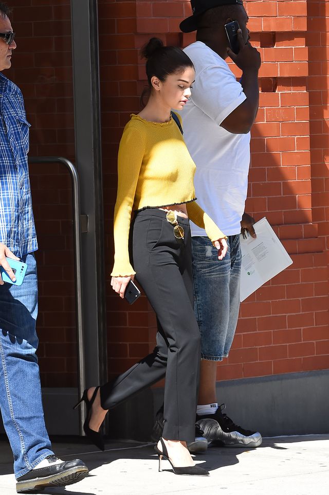 Bardzo szczupła Selena Gomez BEZ STANIKA pokazała brzuszek (ZDJĘCIA)