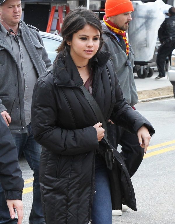 Selena Gomez wywołała skandal sesją dla magazynu V (FOTO) Selena Gomez wywołała skandal sesją dla magazynu V (FOTO)