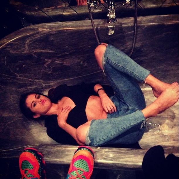 Selena Gomez na imprezie prowokuje z wannie (FOTO)