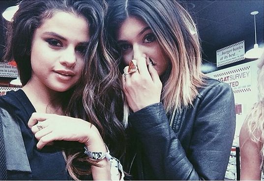 Selena Gomez mocno zabalowała na Coachelli (FOTO)