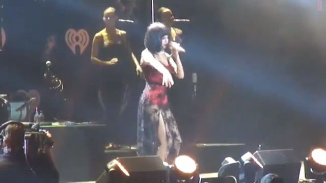 Selena Gomez na scenie: Co jest k*rwa! (VIDEO)