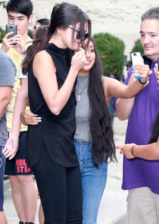 Fanka rzuciła się na Selenę Gomez, a ona... (FOTO)