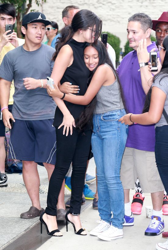 Fanka rzuciła się na Selenę Gomez, a ona... (FOTO) Fanka rzuciła się na Selenę Gomez, a ona... (FOTO)