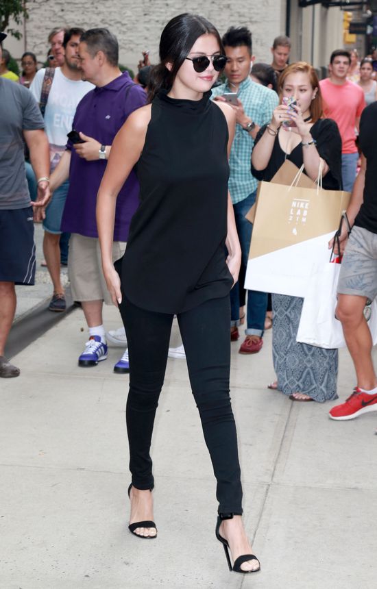 Fanka rzuciła się na Selenę Gomez, a ona... (FOTO) Fanka rzuciła się na Selenę Gomez, a ona... (FOTO)